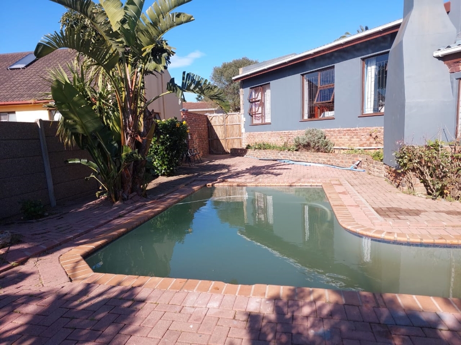 4 Bedroom Property for Sale in Heiderand Western Cape